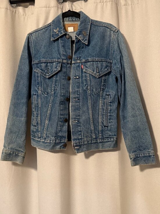 Vintage Levi’s Trucker Denim Jacket w/ Harley-Davidson Eagle Patch & Pins – Size - Picture 2 of 4